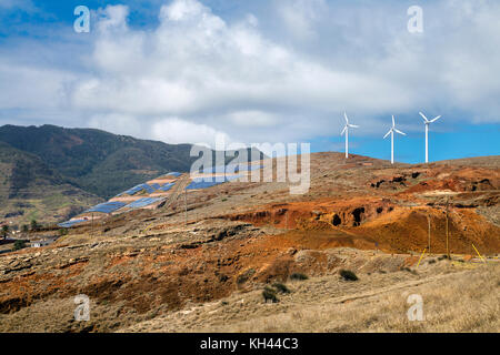 Énergie verte - panneaux solaires et éoliennes installées sur une colline à Canical / Prainha, Madeira, Portugal Banque D'Images