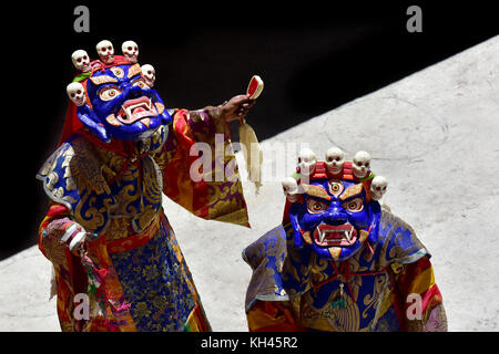 Danse Danse cham, de moines bouddhistes dans d'anciens masques religieux, le monastère de Karsha gonpa, zanskar, Himalaya. Banque D'Images