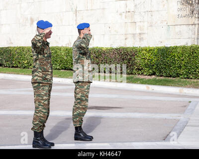 Athènes, Grèce - Novembre 3, 2017 : soldat grec grec saluant la garde présidentielle, en face du parlement grec sur la place Syntagma. l'evzo Banque D'Images