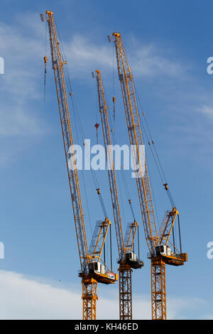Trois grues Liebherr sur un site de construction à Montréal,Canada Banque D'Images