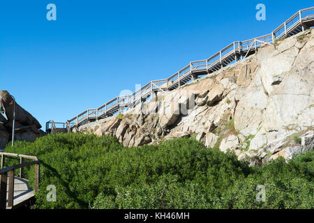 Escalier qui mène le mur de roche de granit qui permet facile d'accès à l'île de granit haut section. une partie de la péninsule de Fleurieu. Banque D'Images