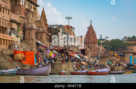 Varanasi vue sur la ville avec de vieux bâtiments architecturaux et les temples le long du Gange ghats. Varanasi est la plus ancienne ville de l'Inde Banque D'Images