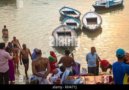 Varanasi ghat au lever du soleil avec vue sur les bateaux en bois alignés au Gange ghat rempli de touristes et pèlerins.. Banque D'Images