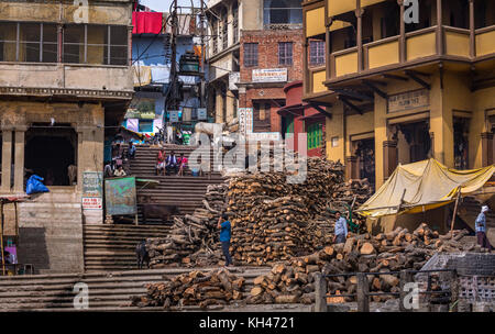 Varanasi manikarnika ghat gange utilisé pour la cérémonie de crémation hindou et considéré comme un lieu saint. Banque D'Images