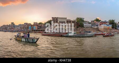 Varanasi inde vue panoramique de ganges river bank avec l'ancienne ville Architecture et Bâtiments et bateaux en bois le long de la rivière ghats. Banque D'Images