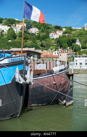 Vue rapprochée des Péniche anciennes sur la rivière Saone, Lyon, France Banque D'Images