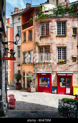 Coin de rue avec des boutiques et du théâtre des signes, le Vieux Lyon, Auvergne-Rhône-Alpes, France Banque D'Images