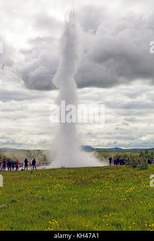 Geyser en éruption 'Strokkur' dans la vallée de Haukadalur, le sud-ouest de l'Islande Banque D'Images