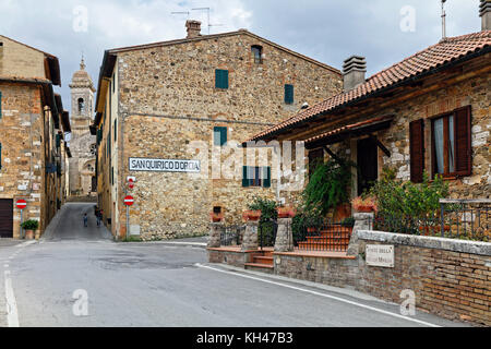 Rue étroite avec la Collégiale de San Quirico, Toscane, Italie Banque D'Images
