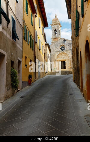 Vue à angle bas de la Collégiale de San Quirico d'Orcia, Toscane, Italie Banque D'Images