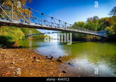 Vue de deux ponts, le pont de Bear Mountain et le popolepen creek passerelle, ft Montgomery, New York. Banque D'Images