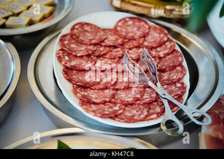 Vue rapprochée d'un platefull de tranches de salami sur une table de buffet, Positano, italie Banque D'Images