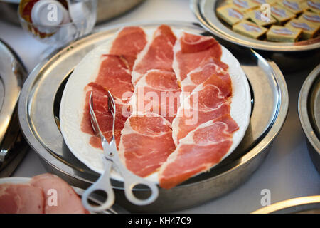 Vue rapprochée de tranches de prosciutto sur une plaque Banque D'Images