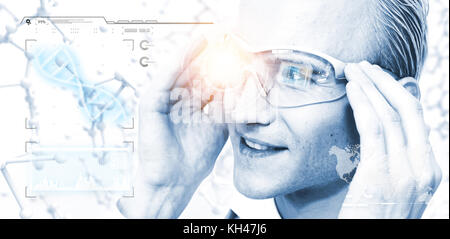 Chercheur scientifique à l'aide de smart Smart lunettes avec la technologie de la réalité augmentée. Sciences graphiques HUD. Ton bleu image. Banque D'Images