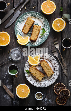 Gâteau orange servi sur plaque vintage sur fond de table en bois rustique. La vie toujours des aliments. Vue de dessus, la composition verticale Banque D'Images