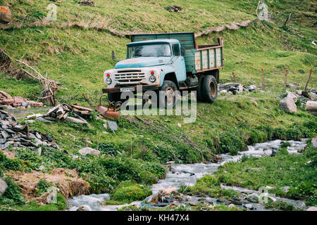 Géorgie. ZiL-130 - ancien parking russe soviétique pour camions poids moyen près de la crique sur l'herbe d'été à Kazbegi, Géorgie Banque D'Images