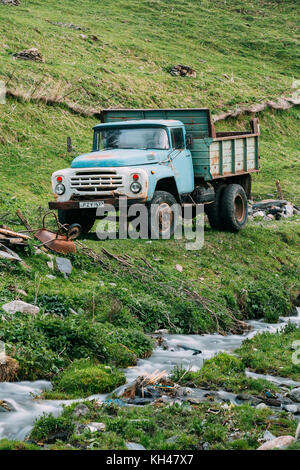 Géorgie. ZiL-130 - ancien parking russe soviétique pour camions poids moyen près de la crique sur l'herbe d'été à Kazbegi, Géorgie Banque D'Images