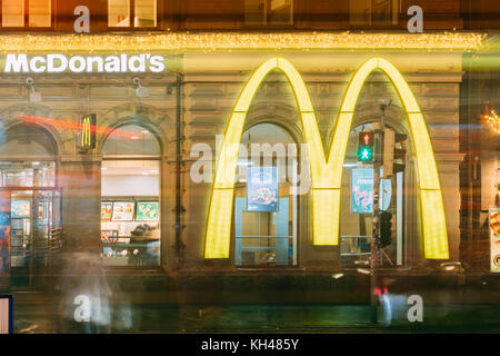 Helsinki, Finlande - le 7 décembre 2016 : Mcdonald's restaurant café dans le vieux bâtiment dans la rue avenue mannerheim. Mcdonald's corporation est le lar Banque D'Images