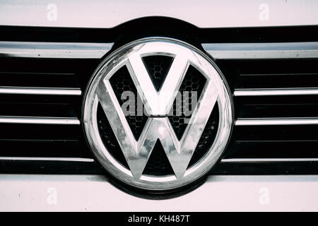 Batumi, Géorgie - septembre 7, 2017 : gros plan de grungy logotype logo signe de Volkswagen sur voiture. Banque D'Images