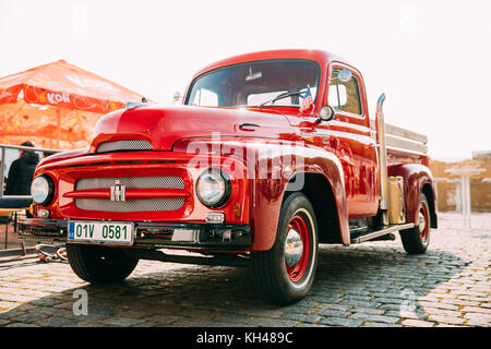 Prague, République tchèque - Le 23 septembre 2017 : Vue de face de la International Harvester r-series camion garé dans la rue. Banque D'Images