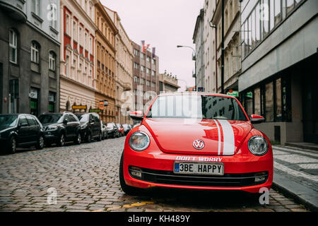 Prague, République tchèque - 24 septembre 2017 : Vue de face de la Volkswagen New Beetle Cabriolet voiture garée dans la rue. Banque D'Images