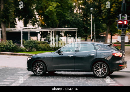 Vilnius, Lituanie - 28 septembre 2017 : blanc couleur de luxe maserati Levante location déménagement sur la rue Banque D'Images