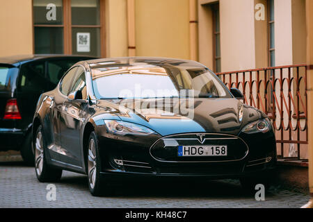 Vilnius, Lituanie - 29 septembre 2017 : Tesla Model S couleur noir voiture en mouvement sur rue. La tesla model s est un tout-électrique, cinq portes Banque D'Images