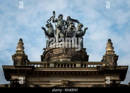 Statue sur le dessus de l'opéra de Dresde allemagne Banque D'Images