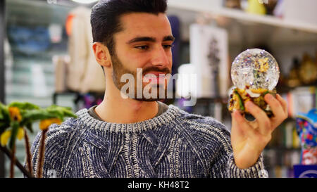 Man holding globe Banque D'Images