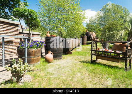 Jardin géorgien atmosphérique avec barils et à aiguille Banque D'Images