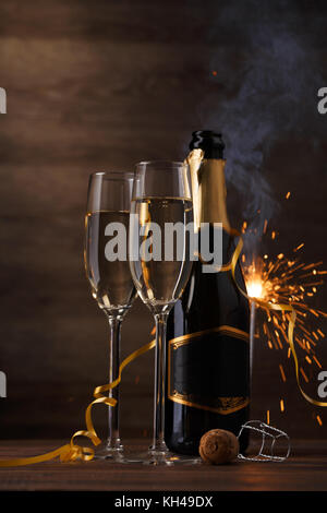 Photo de deux verres à vin avec champagne, Cork, brûlant du feu de Bengale Banque D'Images