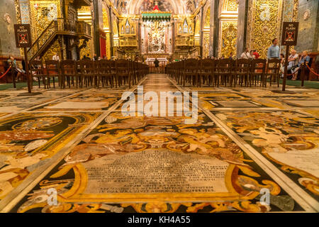 Grabplatten im Innenraum der römisch-katholischen Cocathédrale Saint-Jean, Valette, Malte | pierres tombales en marbre, Catholique romain Saint-Jean Co-Cathedr Banque D'Images