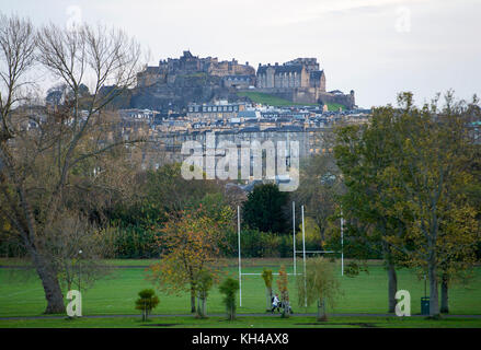 Une vue sur le château d'Édimbourg à partir de Inverleith Park, Edinburgh. Banque D'Images