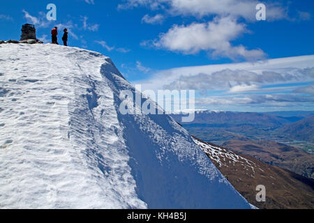 Randonneurs sur le sommet du Ben Lomond au-dessus de Queenstown Banque D'Images