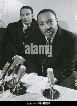 Dr. Martin Luther King Jr. Et Andrew Young lors d'une conférence de presse à Arlanda à Stockholm, Suède le 10th décembre 1964, le jour où Dr. King a reçu le prix Nobel de la paix.