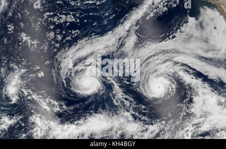 Photo composite d'ouragans de catégorie 3 et 4. 8-29-16. Les ouragans Madeline & Lester étaient entre cat 3 & 4 les tempêtes. Tvh à 11 heures 8-30-16, Madeline Banque D'Images