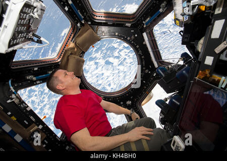 L'ingénieur de vol de l'expédition 52 Jack Fisher photographié regardant par la coupole de la Station spatiale internationale sous windows. ISS. 2017 par la NASA, l'ISS Banque D'Images