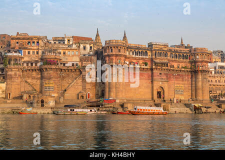 Varanasi vue sur la ville avec de vieux bâtiments architecturaux et les temples le long du Gange ghats. Varanasi est la plus ancienne ville de l'Inde Banque D'Images