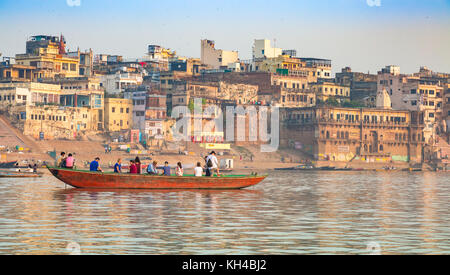 Varanasi vue sur la ville avec de vieux bâtiments architecturaux et les temples le long du Gange ghats. Varanasi est la plus ancienne ville de l'Inde Banque D'Images