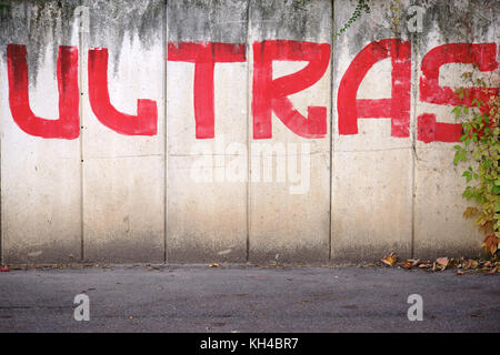 La parole et l'écriture graffiti ultras de football à un mur de béton. Banque D'Images