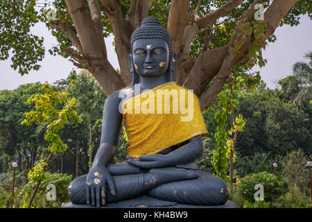 Gautam Buddha statue dans la méditation faite de granit noir à un monastère bouddhiste à Sarnath, Varanasi, Inde. Banque D'Images