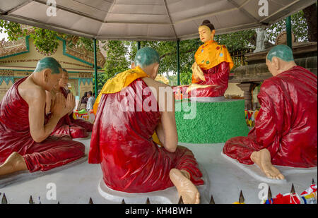 Sculpture de gautam bouddha dans la prédication de mode avec ses disciples à mulagandhakuti vihara sarnath, Varanasi, Inde. Banque D'Images