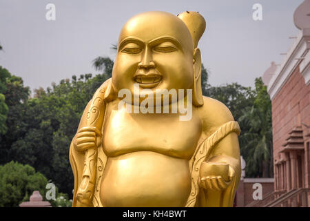 Golden laughing Buddha sculpture à wat thai au monastère bouddhiste de Sarnath, Varanasi Banque D'Images