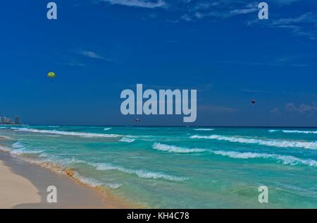 L'eau turquoise, ciel bleu et beaucoup d'activités sur la plage de Cancun, Mexique Banque D'Images