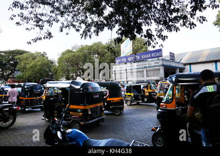 Route de khar railway station, Mumbai, Maharashtra, Inde, Asie Banque D'Images