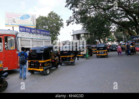 Route de khar railway station, Mumbai, Maharashtra, Inde, Asie Banque D'Images