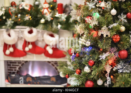 Sapin de noël avec baubles Banque D'Images