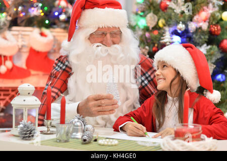 Dans l'écriture de l'enfant santa hat lettre Banque D'Images