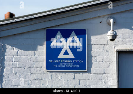 Station d'essais de véhicules mot signe sur un garage, UK Banque D'Images