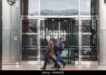 Londres, Royaume-Uni - 24 novembre 2017 - entrée de One Canada Square, un gratte-ciel à Canary Wharf, avec des gens qui marchent dans le mouvement devant les portes Banque D'Images